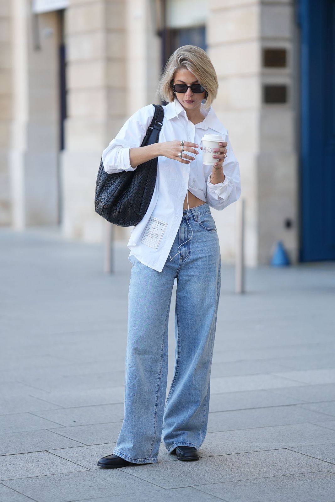 Effortless Streetwear: Oversized Shirt and Wide-Leg Jeans with Loafers Effortless Streetwear: Oversized Shirt and Wide-Leg Jeans with Loafers — Platform Loafers Outfits