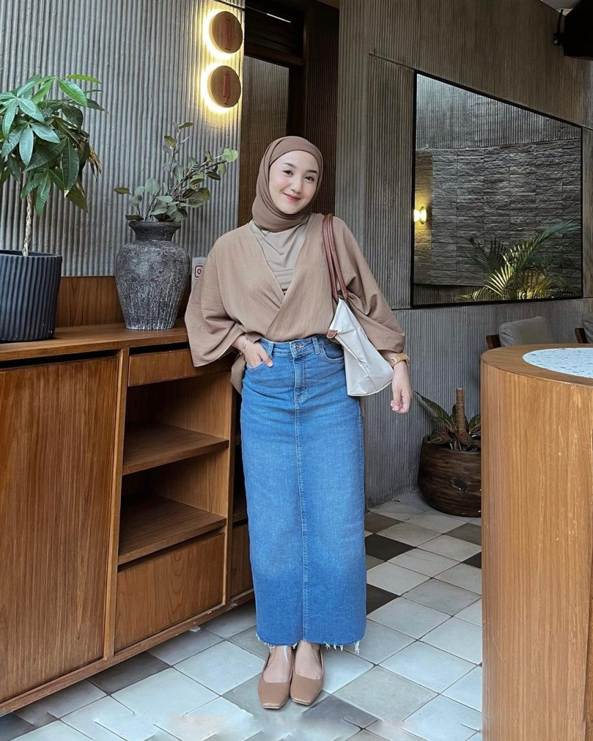 Denim Maxi Skirt with Beige Tunic and Hijab — Hijab Outfits