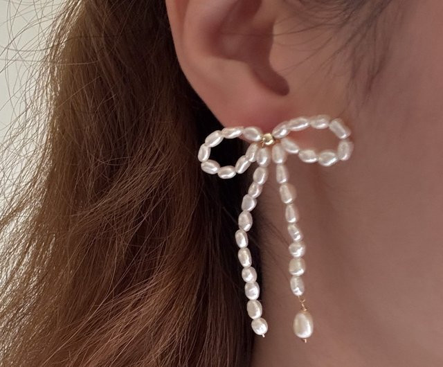 Pearl Drops with Tweed Coat and Layered Pearl Accessories Pearl Drops with Tweed Coat and Layered Pearl Accessories — Pearl Earrings Outfits