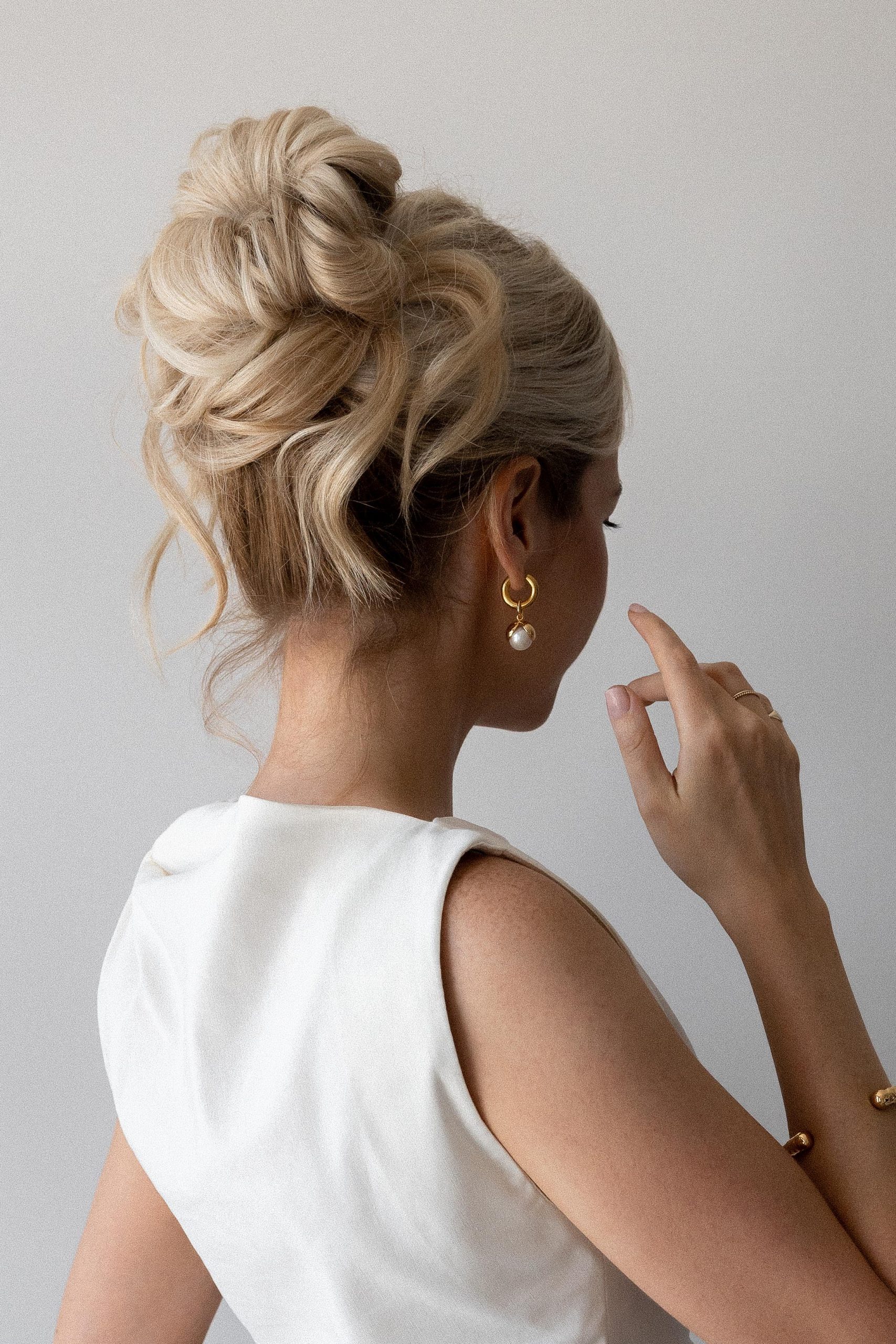 Voluminous Messy Updo Voluminous Messy Updo — Easy Updos