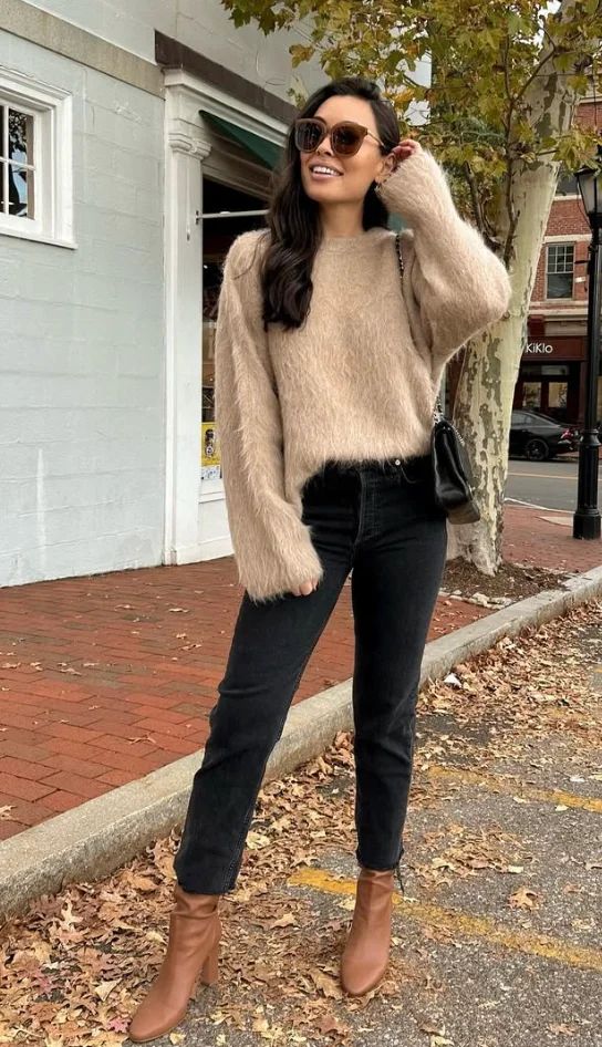 Cozy Autumn: Black Skinny Jeans with a Fuzzy Beige Sweater Cozy Autumn: Black Skinny Jeans with a Fuzzy Beige Sweater — Black Jeans Outfits