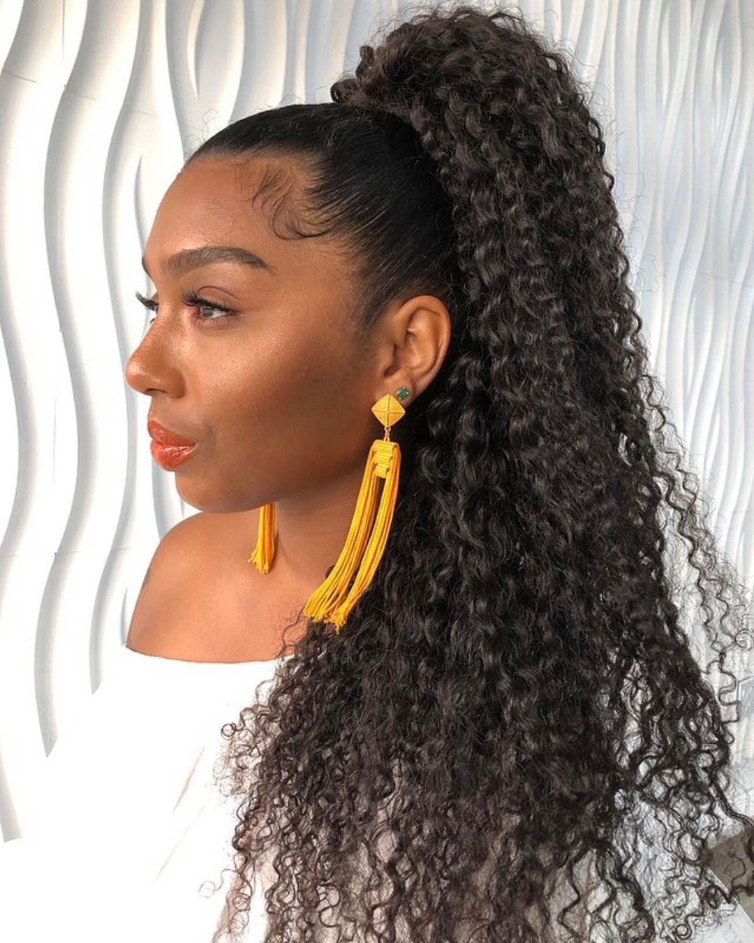 High Volume Side-Parted Ponytail — Curly Ponytail