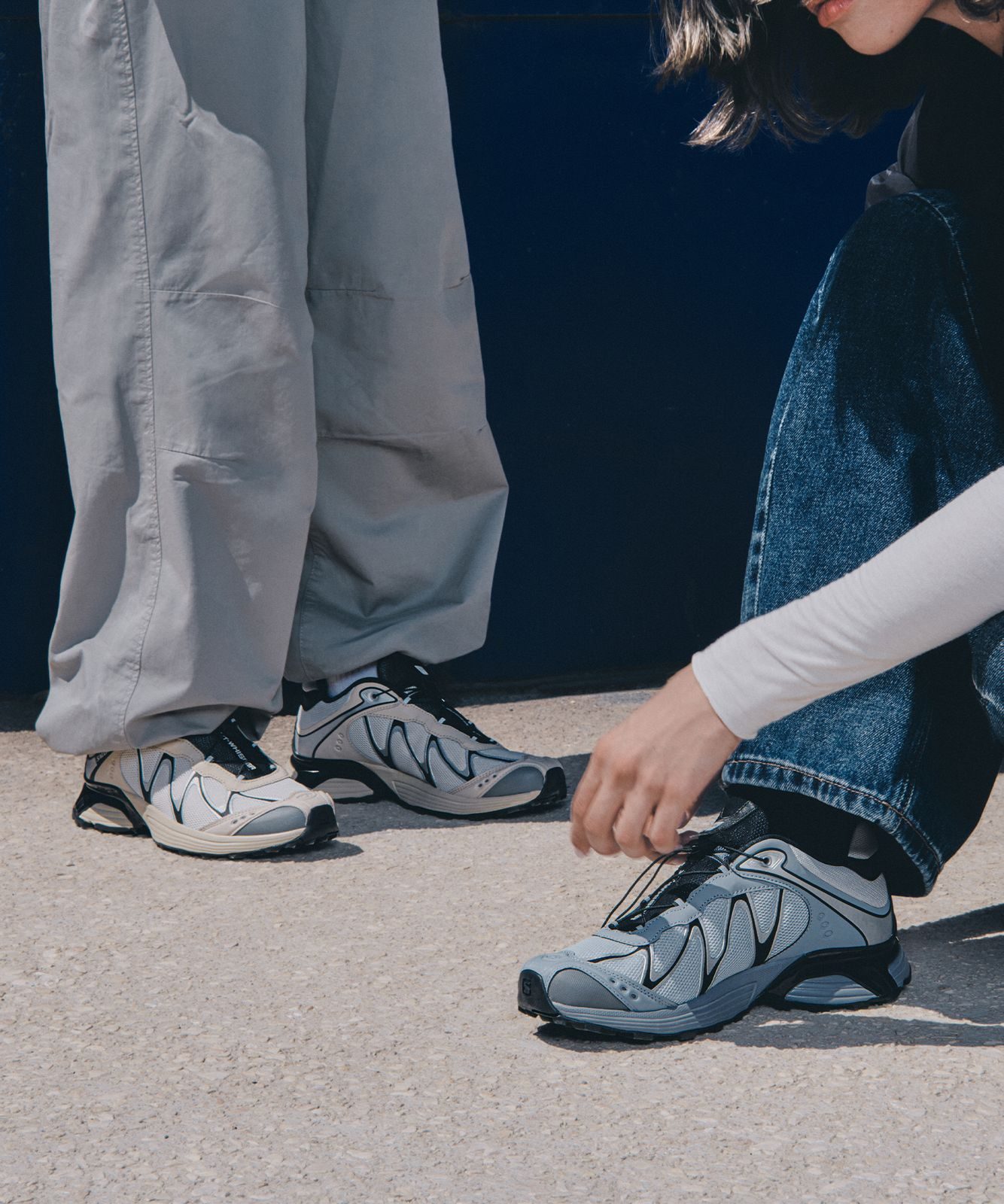 Everyday Comfort: Casual Trousers and Top with Salomon XT-WHISPER Sneakers Everyday Comfort: Casual Trousers and Top with Salomon XT-WHISPER Sneakers — Salomon Outfits