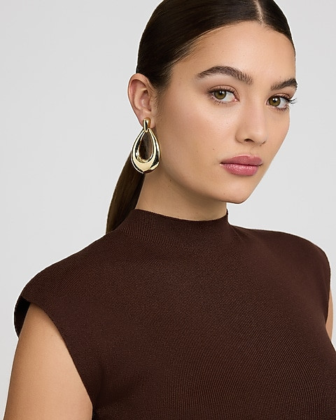 Polished Gold Hoop Earrings with a Brown Mock Neck Top Polished Gold Hoop Earrings with a Brown Mock Neck Top — Statement Earrings Outfits