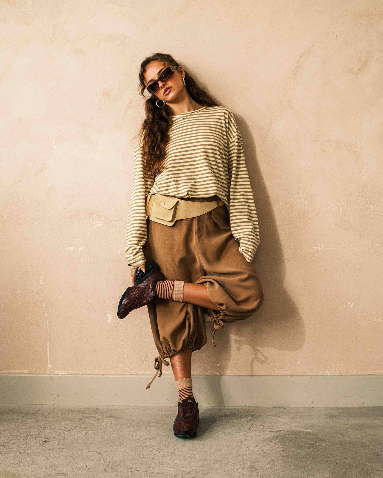 Earthy Tones: Wide-Leg Pants and Striped Shirt with Brown Sneakers Earthy Tones: Wide-Leg Pants and Striped Shirt with Brown Sneakers — Air Max Outfits