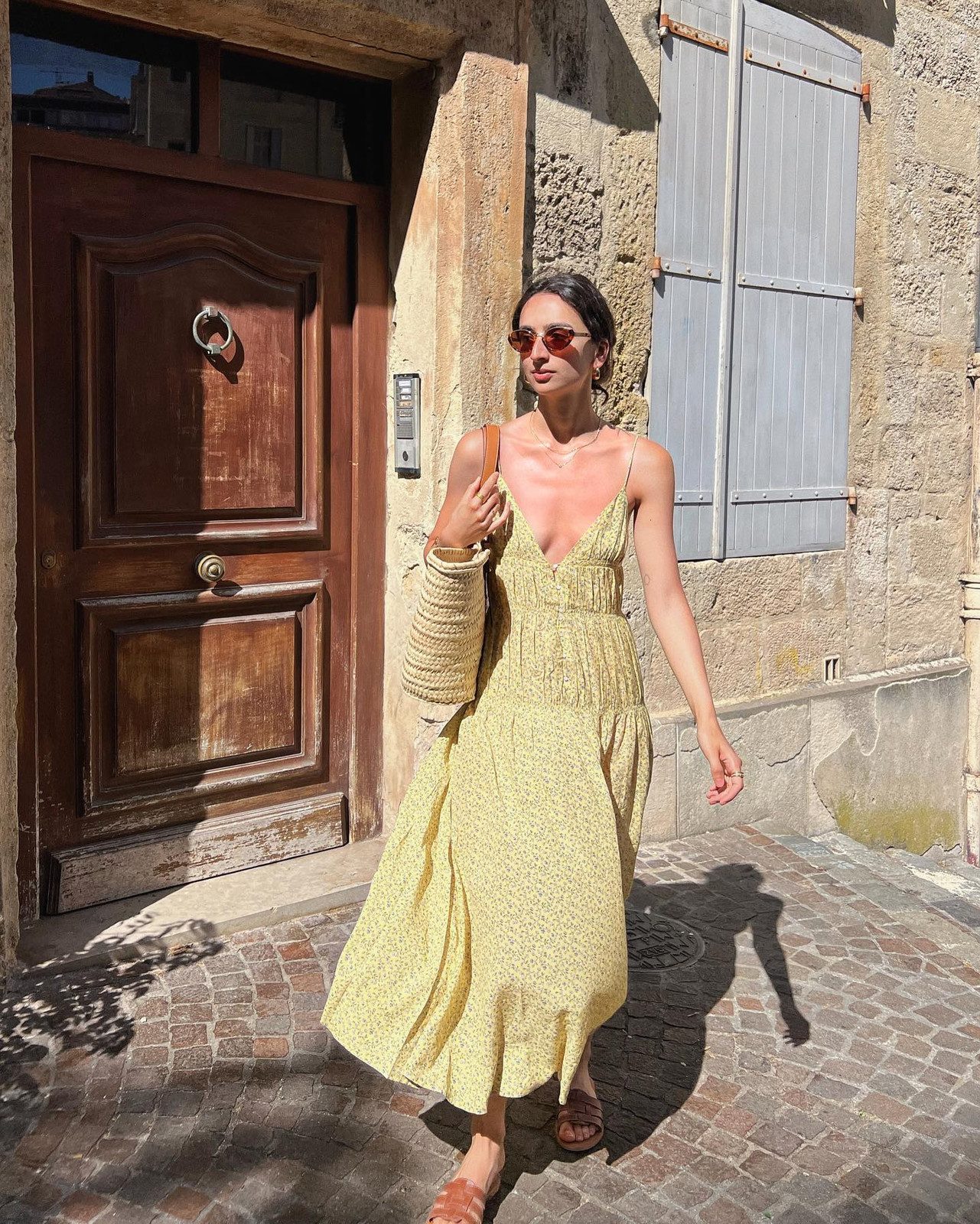 Effortless Summer Day: Yellow Floral Maxi Dress with Sandals Effortless Summer Day: Yellow Floral Maxi Dress with Sandals — Floral Dress Outfits