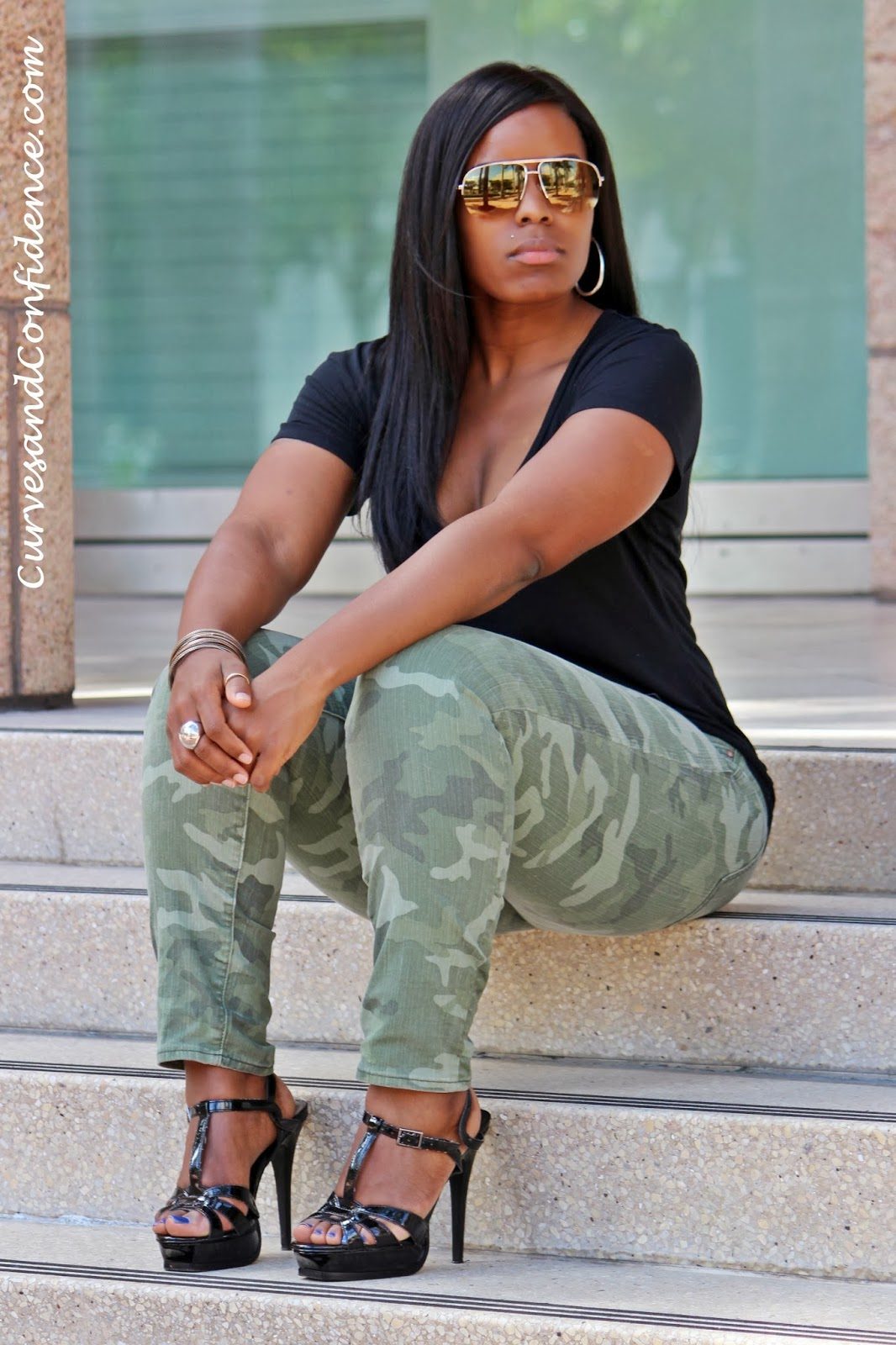 Camo Jeans with Black Tee and Platform Sandals Camo Jeans with Black Tee and Platform Sandals — Camo Outfits