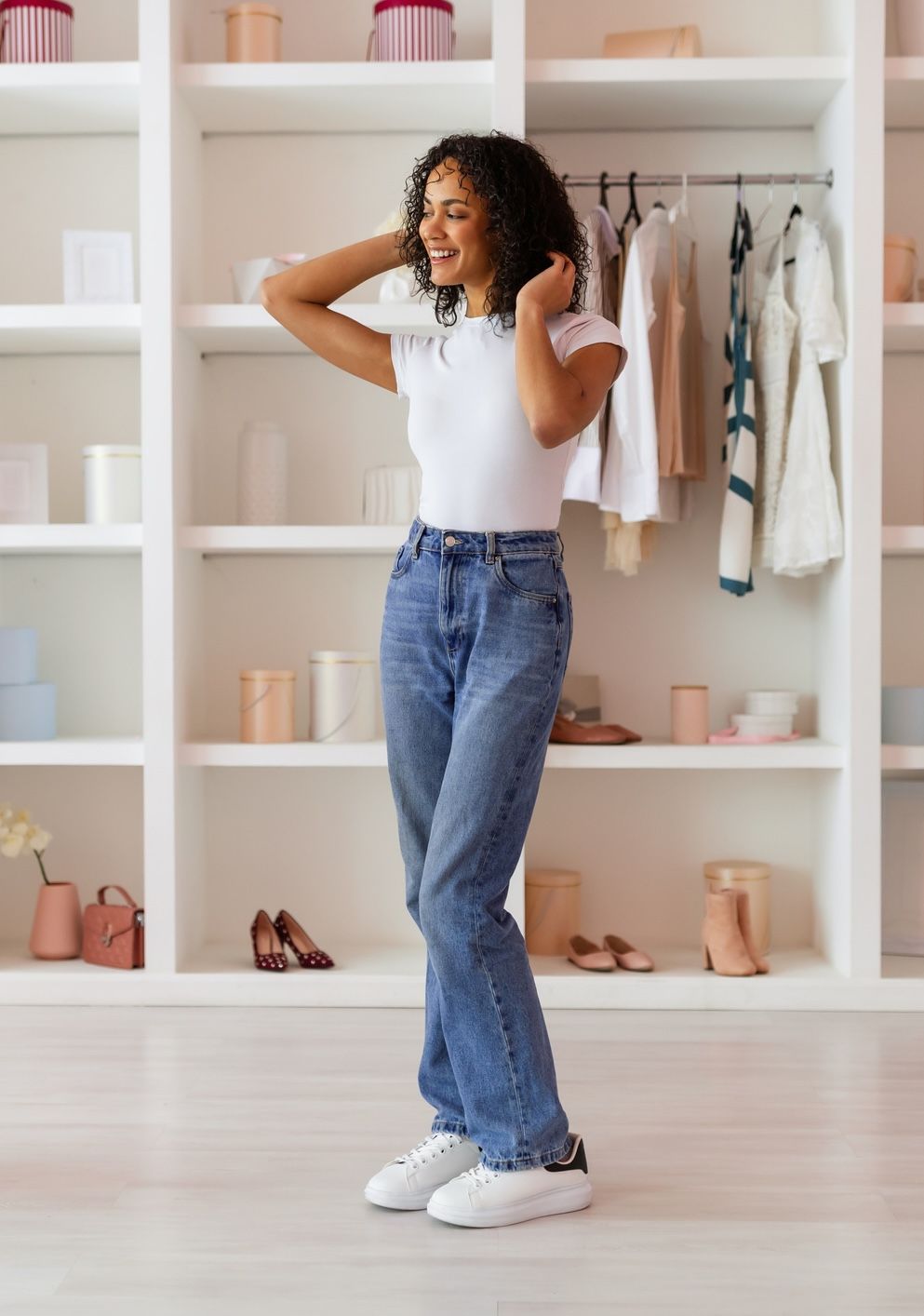 Classic White Tee and Sneakers with Boyfriend Jeans Classic White Tee and Sneakers with Boyfriend Jeans — Boyfriend Jeans Outfits