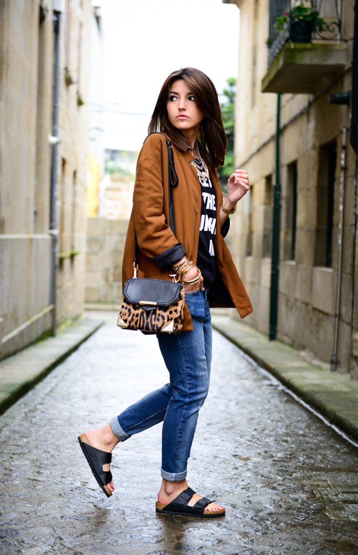 Casual Chic: Graphic Tee, Cuffed Jeans, and Black Birkenstocks Casual Chic: Graphic Tee, Cuffed Jeans, and Black Birkenstocks — Birkenstock Outfits