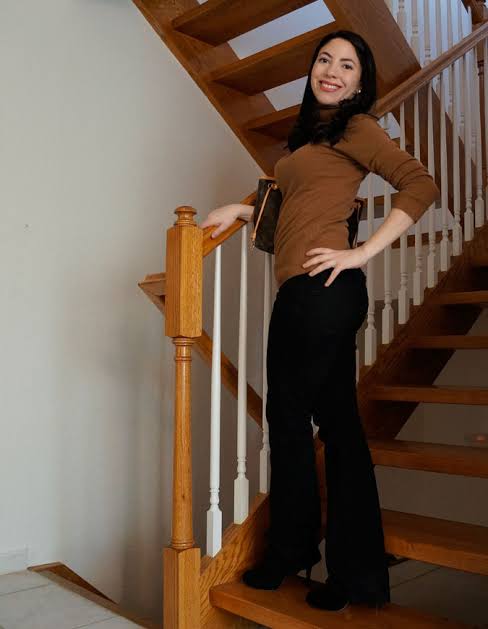 Brown Turtleneck with Flared Black Pants Brown Turtleneck with Flared Black Pants — Black and Brown Outfits