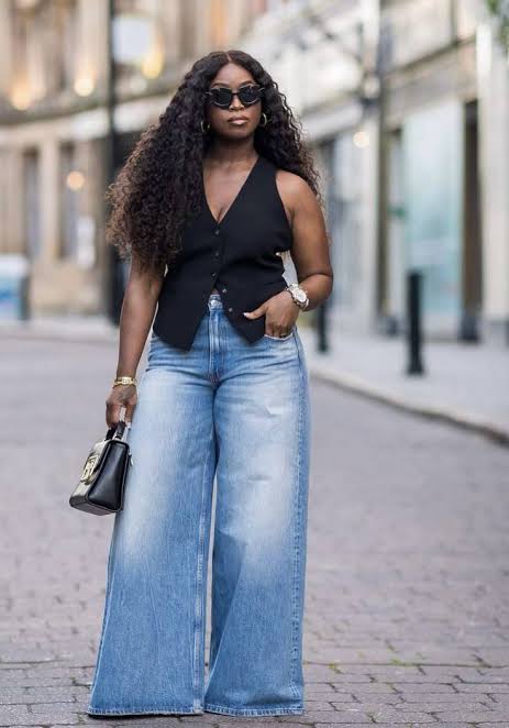 Fitted Vest with Wide-Leg Jeans for a Defined Waist Fitted Vest with Wide-Leg Jeans for a Defined Waist — Outfits for Apple Shape