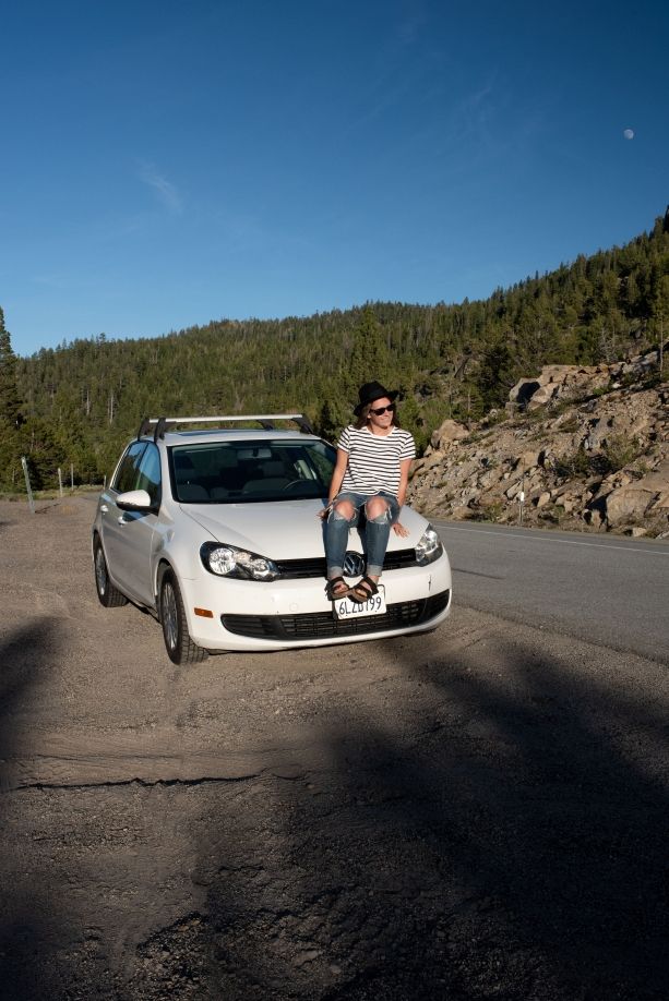 Striped Tee and Ripped Jeans for a Classic Road Trip Look Striped Tee and Ripped Jeans for a Classic Road Trip Look — Road Trip Outfits