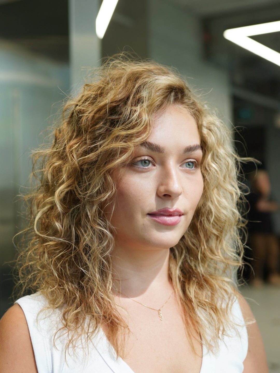 Shoulder Visual Idea Shoulder Visual Idea — Blonde Curly Hair
