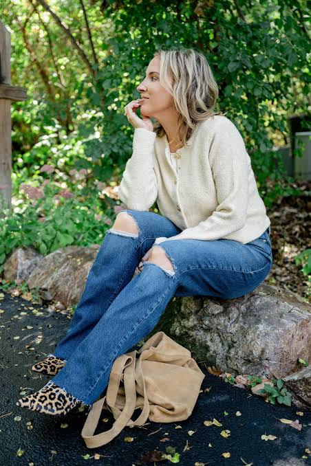 Ripped Straight-Leg Jeans with Knit Cardigan and Leopard Flats Ripped Straight-Leg Jeans with Knit Cardigan and Leopard Flats — Ripped Jeans Outfits