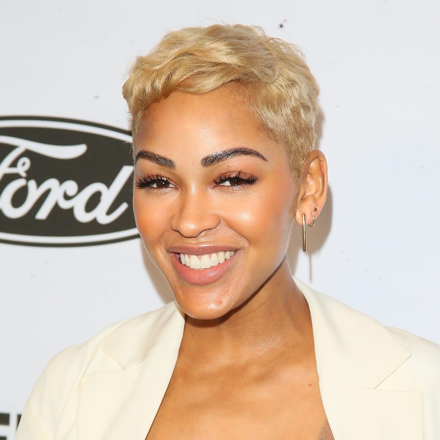 Textured Platinum Blonde Pixie With Crown Focus Textured Platinum Blonde Pixie With Crown Focus — Long Pixie