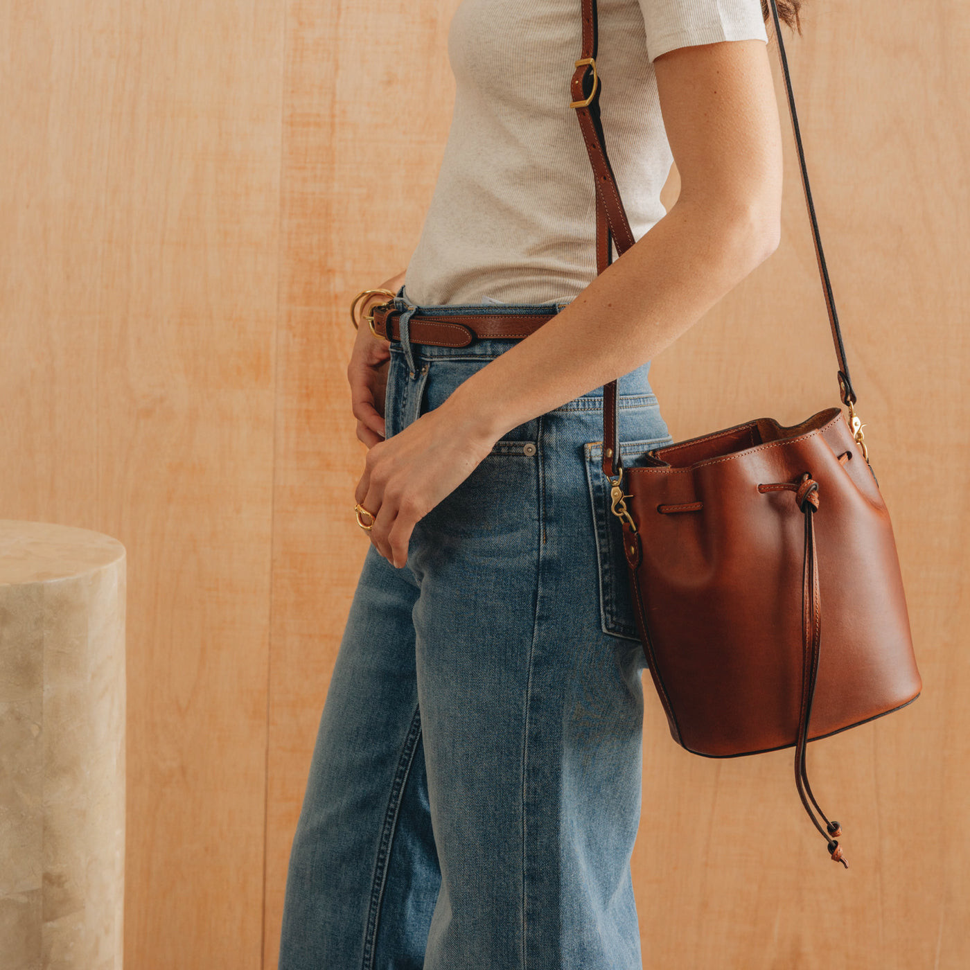 Classic Casual: Brown Leather Bucket Bag with White Tee and Jeans — Bucket Bag Outfits