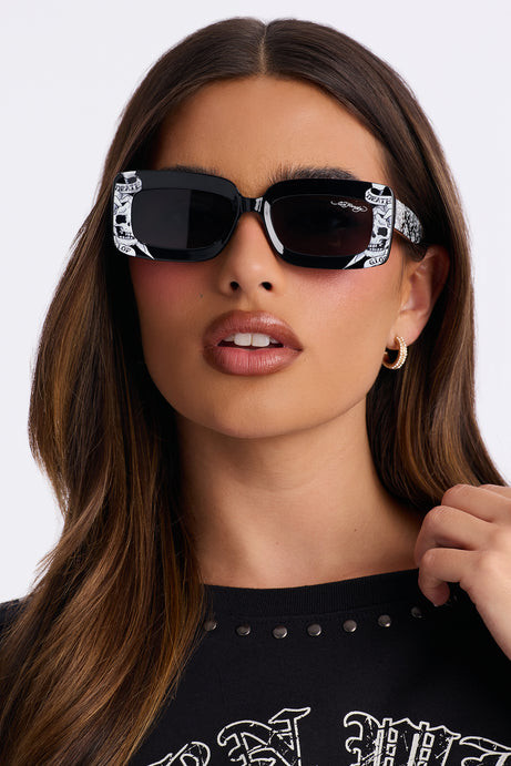 Graphic T-Shirt and Sunglasses with Unique Temple Detail — Oversized Sunglasses Outfits