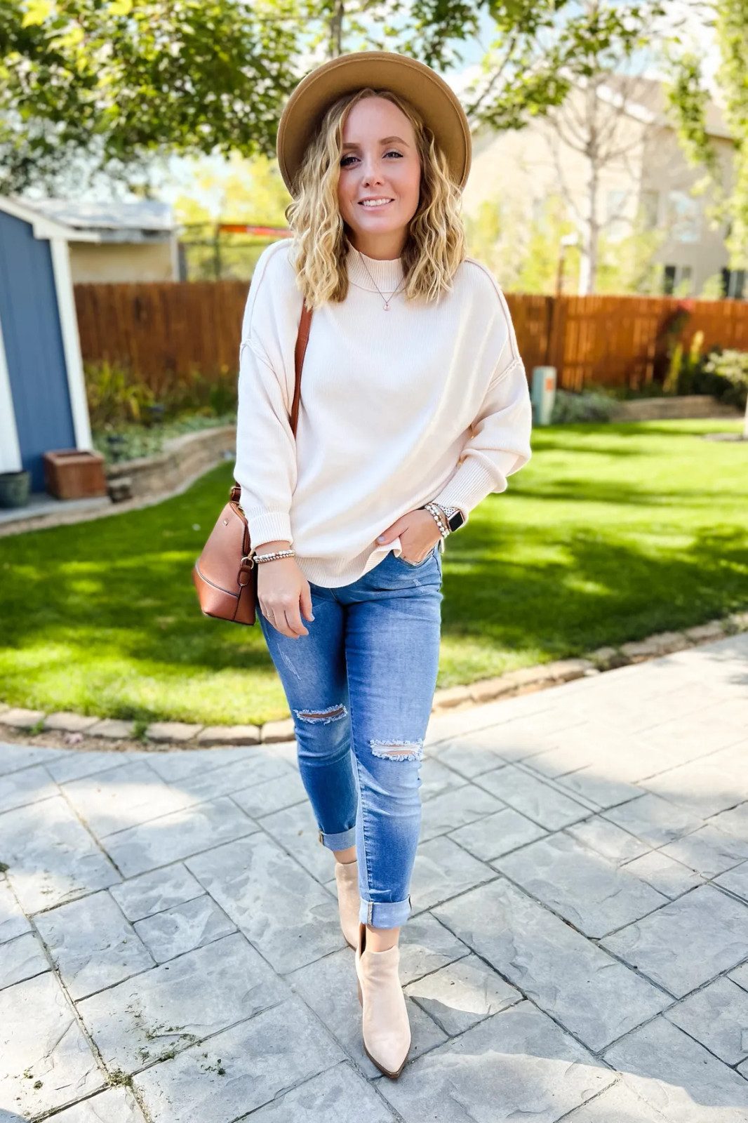 Effortless Denim: Tan Fedora with Distressed Jeans and Cream Sweater — Fedora Outfits Women