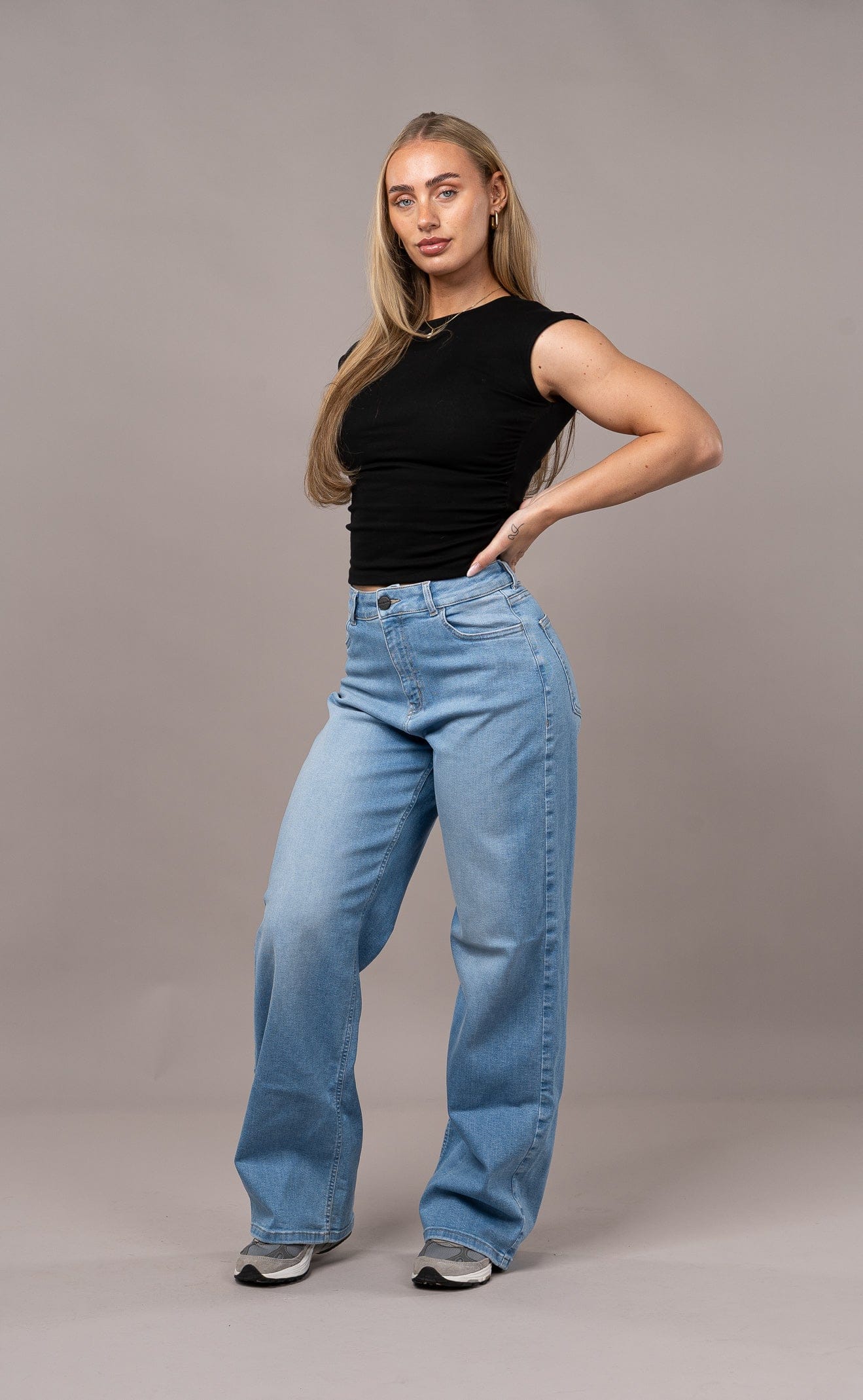 Light Wash Wide-Leg Baggy Jeans with Black Top