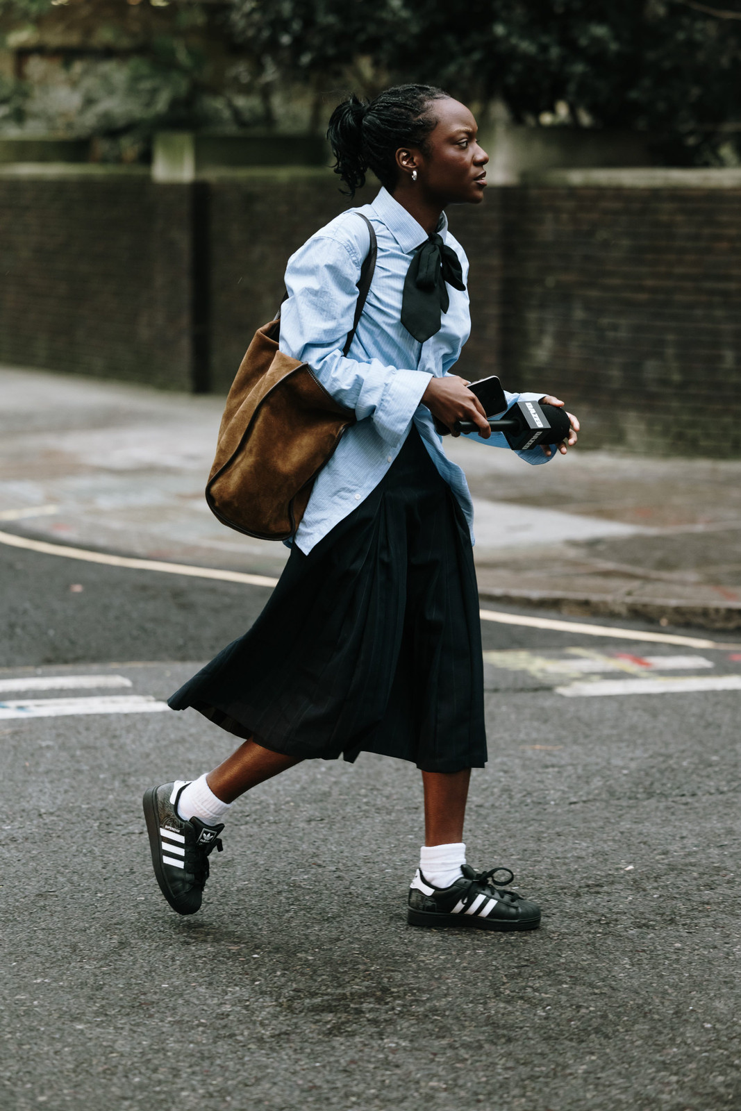Pleated Midi Skirt with Oversized Shirt and Bow Tie Pleated Midi Skirt with Oversized Shirt and Bow Tie — Sneakers with Skirt Outfits