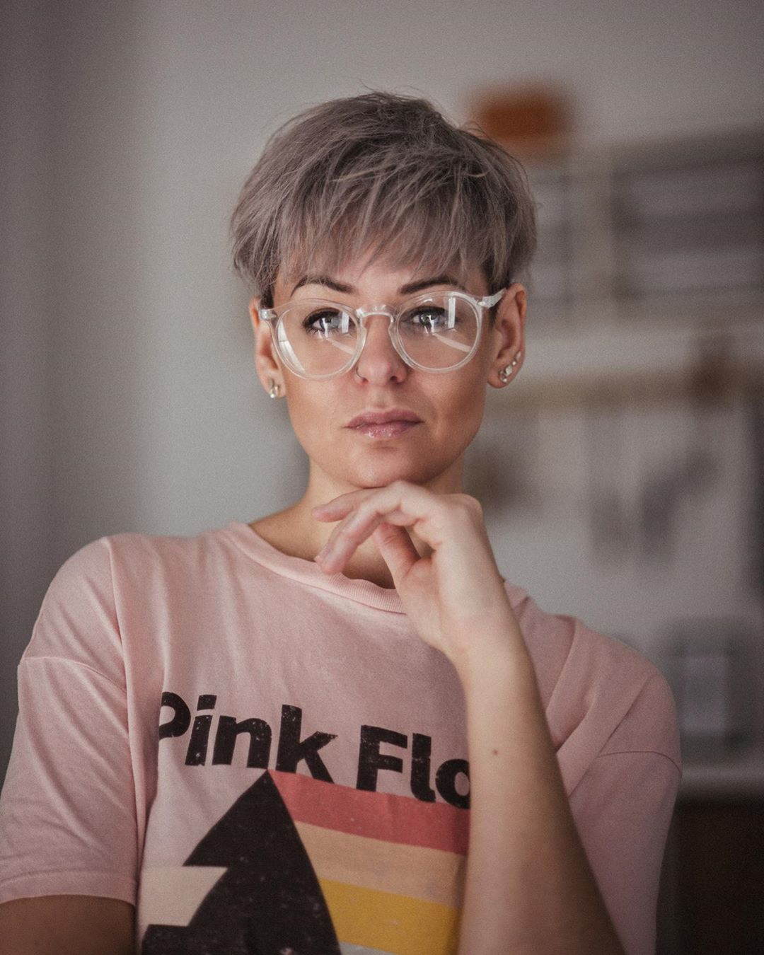 What are the best short hairstyles to wear with glasses? - Hair Adviser