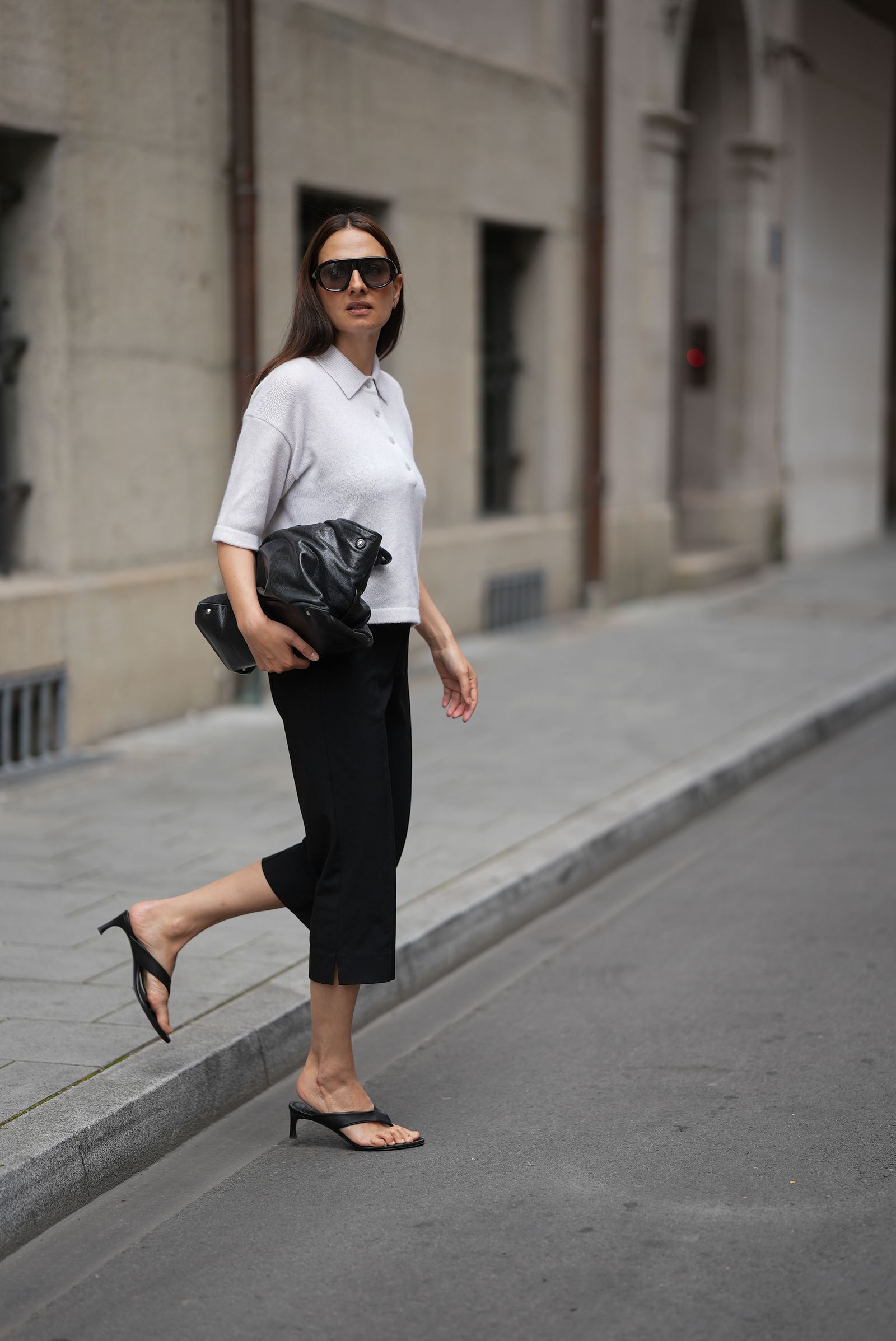 Minimalist Black Thong Kitten Heels with Cropped Pants Minimalist Black Thong Kitten Heels with Cropped Pants — Kitten Heels Outfits