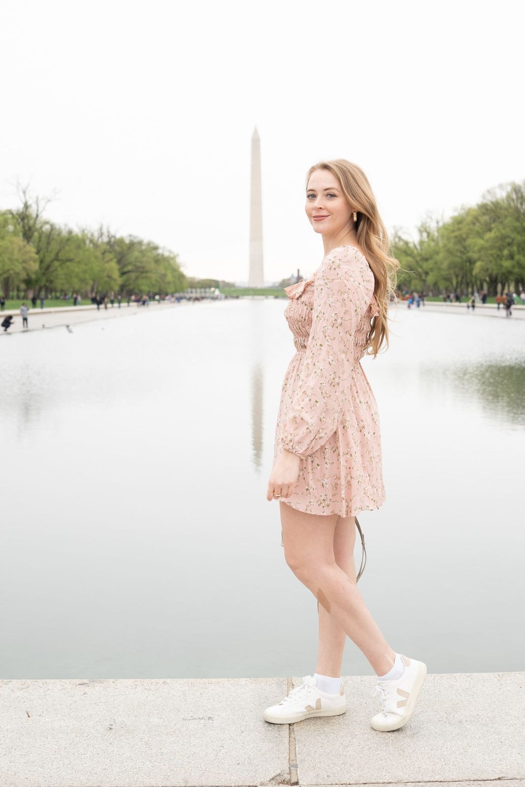 Summer Dress and Sneakers: A Relaxed Floral Look — Veja Outfits