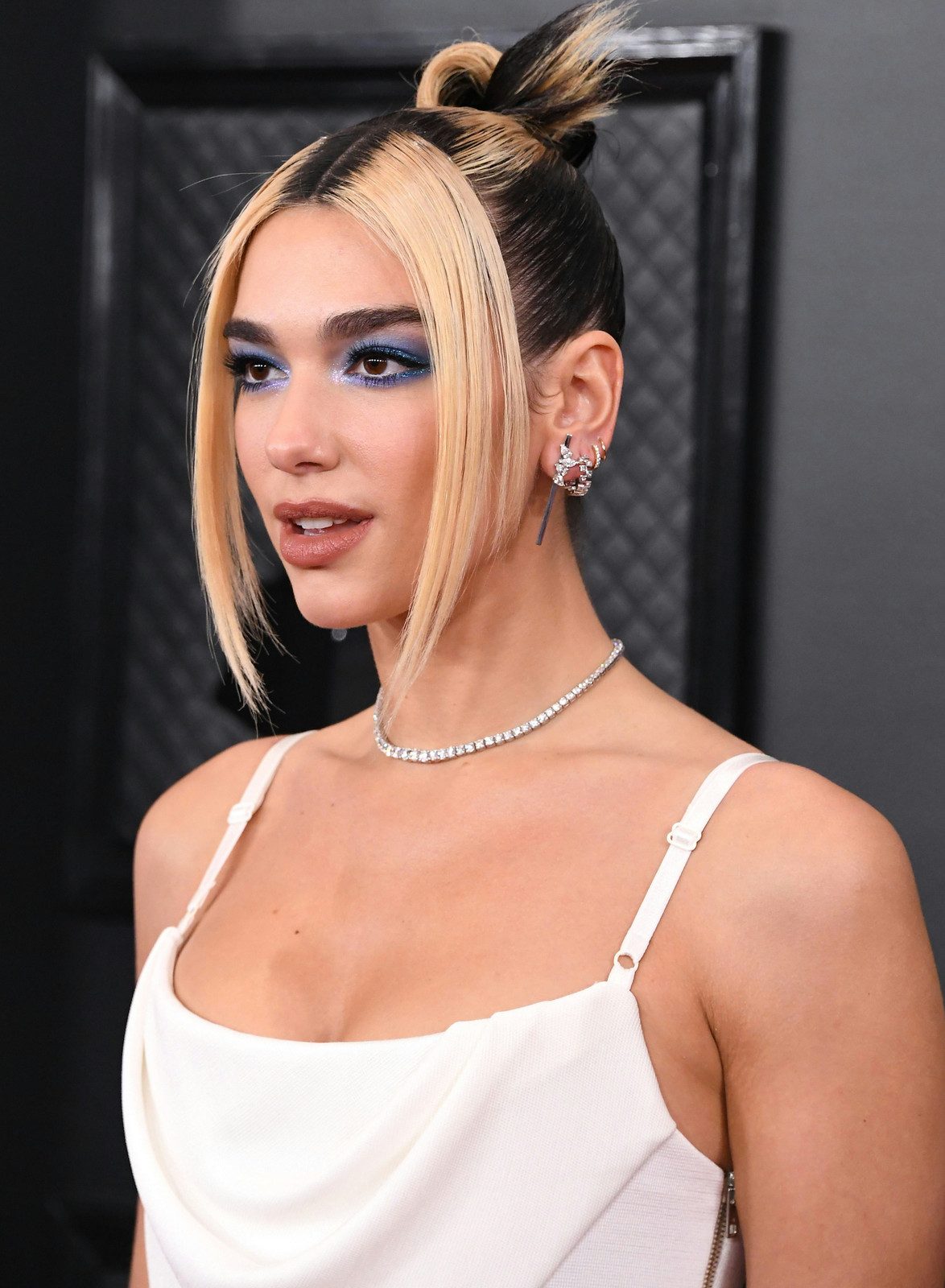 Chic Bob With Face-Framing Blonde — Two Tone Hair