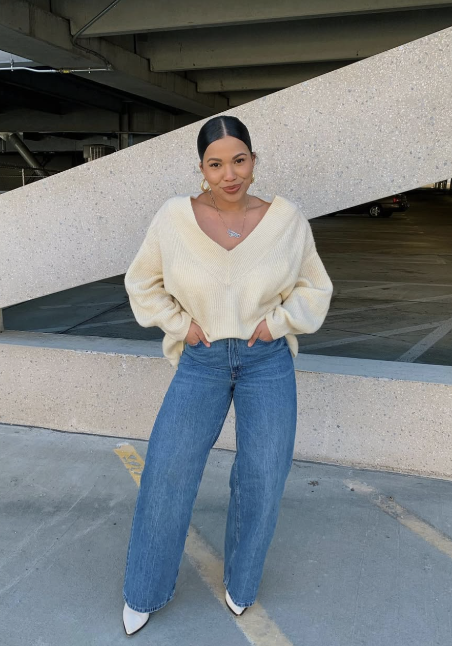 Cozy Elegance: Oversized Knit Sweater with Light Blue Wide Leg Jeans — Wide Leg Jeans Outfits