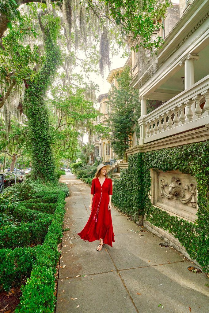 Flowy Red Midi Dress with Straw Hat Flowy Red Midi Dress with Straw Hat — Savannah Outfits