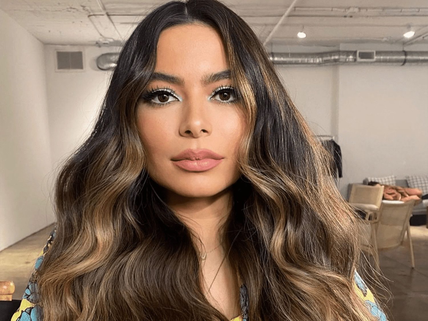 Mid-Back Waves With Dimensional Highlights Mid-Back Waves With Dimensional Highlights — Dark Brown Highlights