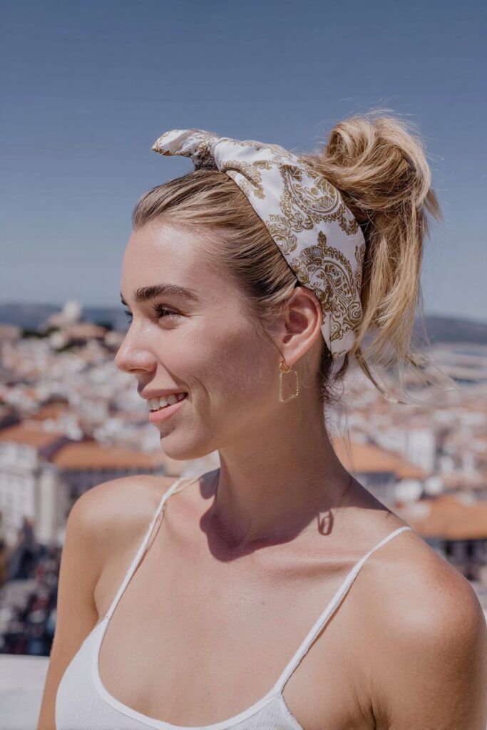 Sleek Blonde Ponytail With Bandana Headband Sleek Blonde Ponytail With Bandana Headband — Bandana Hairstyles