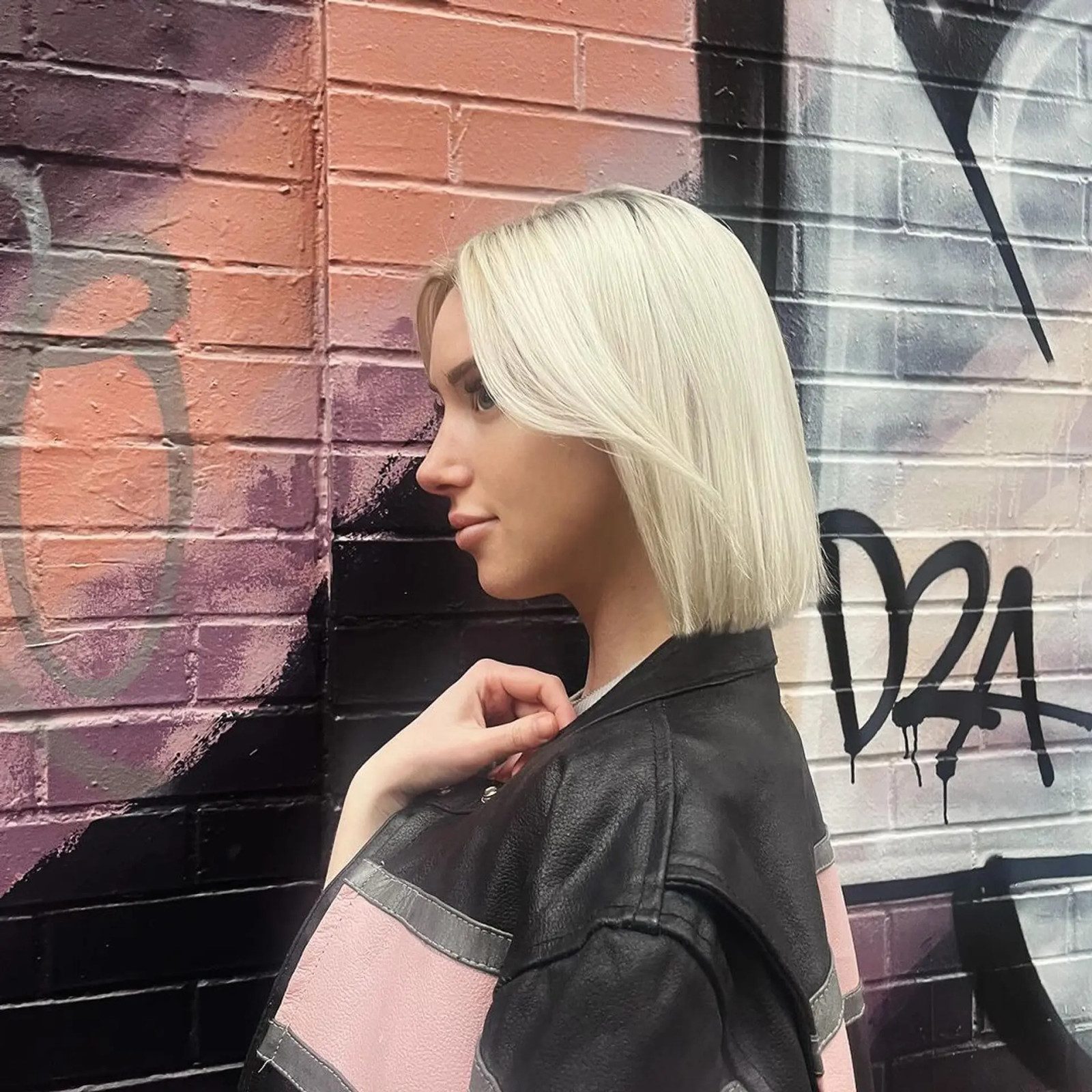 Collarbone Length Icy Blunt Bob — Platinum Blonde