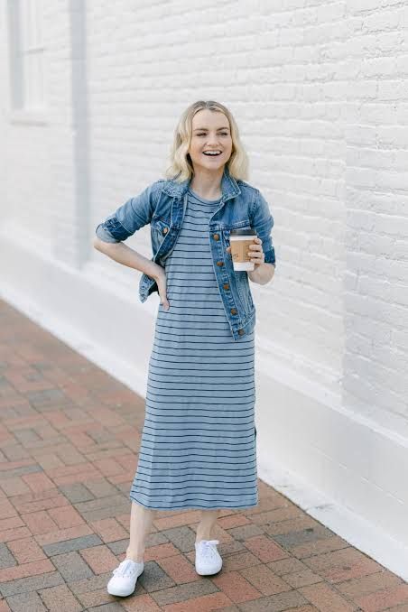 Casual Striped Maxi Tee Dress with Denim Jacket and Sneakers Casual Striped Maxi Tee Dress with Denim Jacket and Sneakers — T Shirt Dress Outfits