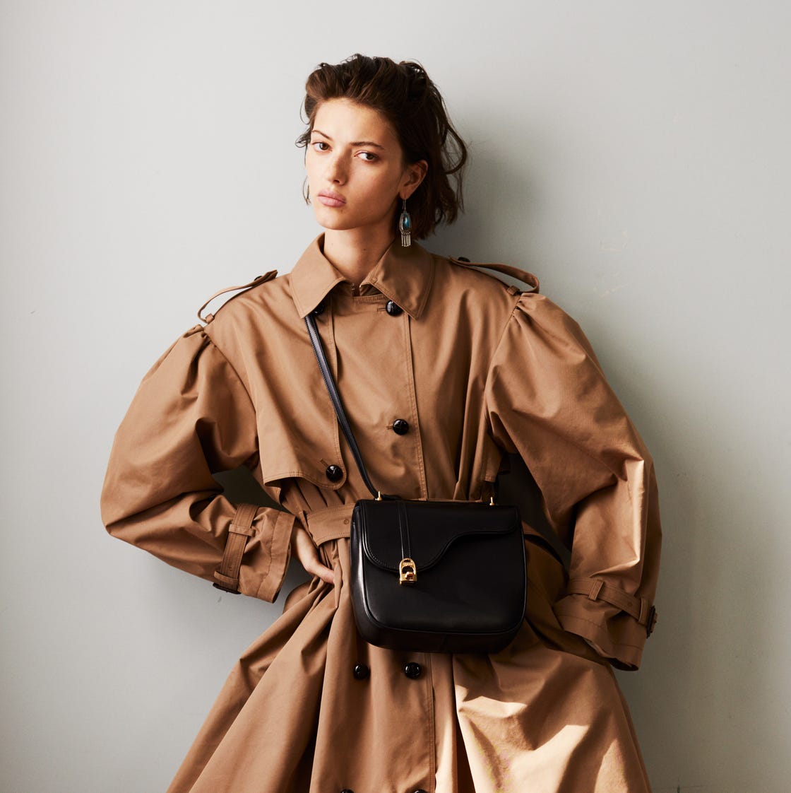 Sophisticated Travel Style with a Structured Black Leather Bag — Crossbody Bags