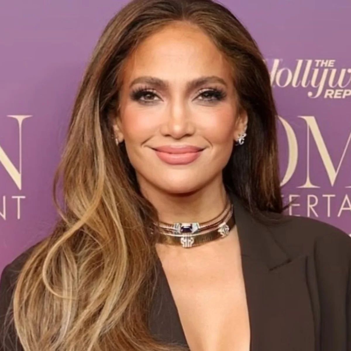 Collarbone Wavy Blowout With Honey Blonde — Hair Color for Latinas