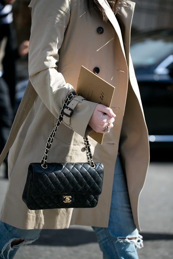 Casual Day Out: Beige Trench Coat and Black Chanel Bag Casual Day Out: Beige Trench Coat and Black Chanel Bag — Chanel Bag Outfits