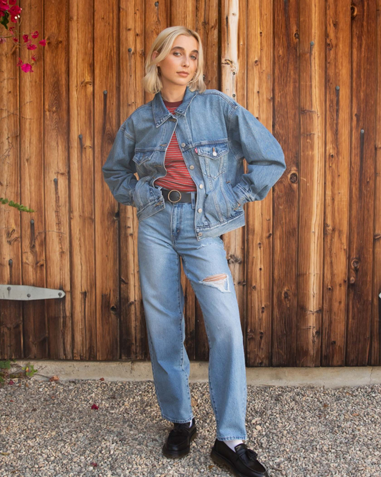 Baggy Denim and Bold Stripes for a Casual Vibe Baggy Denim and Bold Stripes for a Casual Vibe — Levi's Outfits