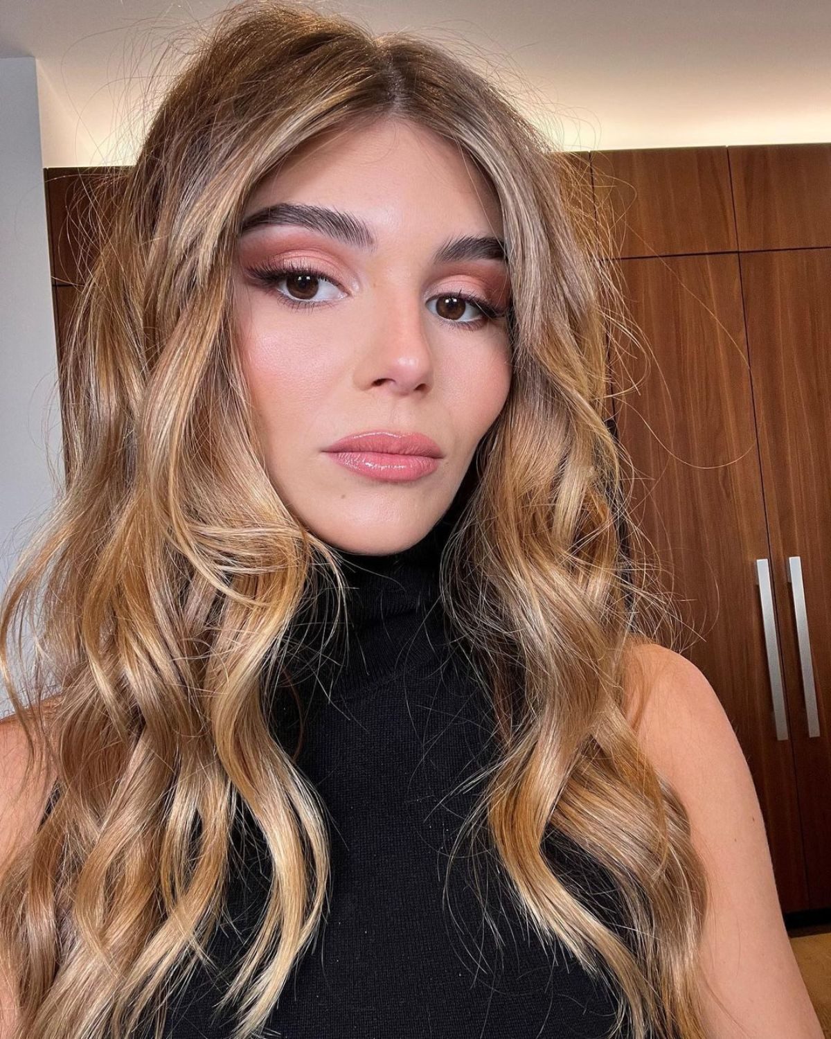 Front View Slight Side Profile Visual Idea Front View Slight Side Profile Visual Idea — Honey Blonde