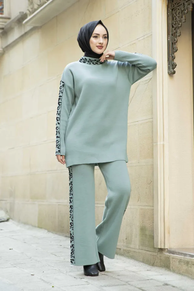 Mint Green Knit Set with Leopard Trim for a Trendy Casual Outfit Mint Green Knit Set with Leopard Trim for a Trendy Casual Outfit — Casual Hijab Outfits
