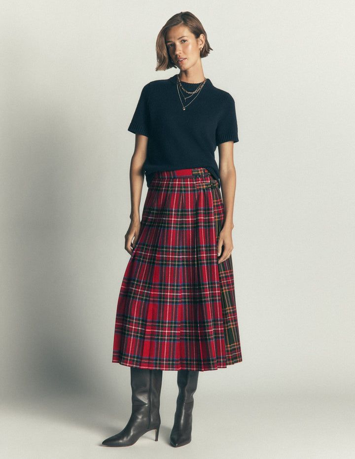 Classic Plaid Midi Skirt with Black Sweater and Boots Classic Plaid Midi Skirt with Black Sweater and Boots — Plaid Skirts