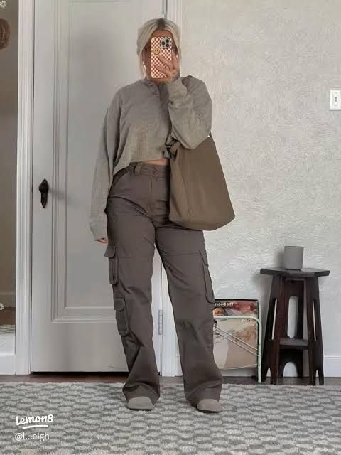 All Grey: Baggy Cargo Pants and Cropped Sweatshirt with Grey Clogs All Grey: Baggy Cargo Pants and Cropped Sweatshirt with Grey Clogs — Birkenstock Boston Outfits