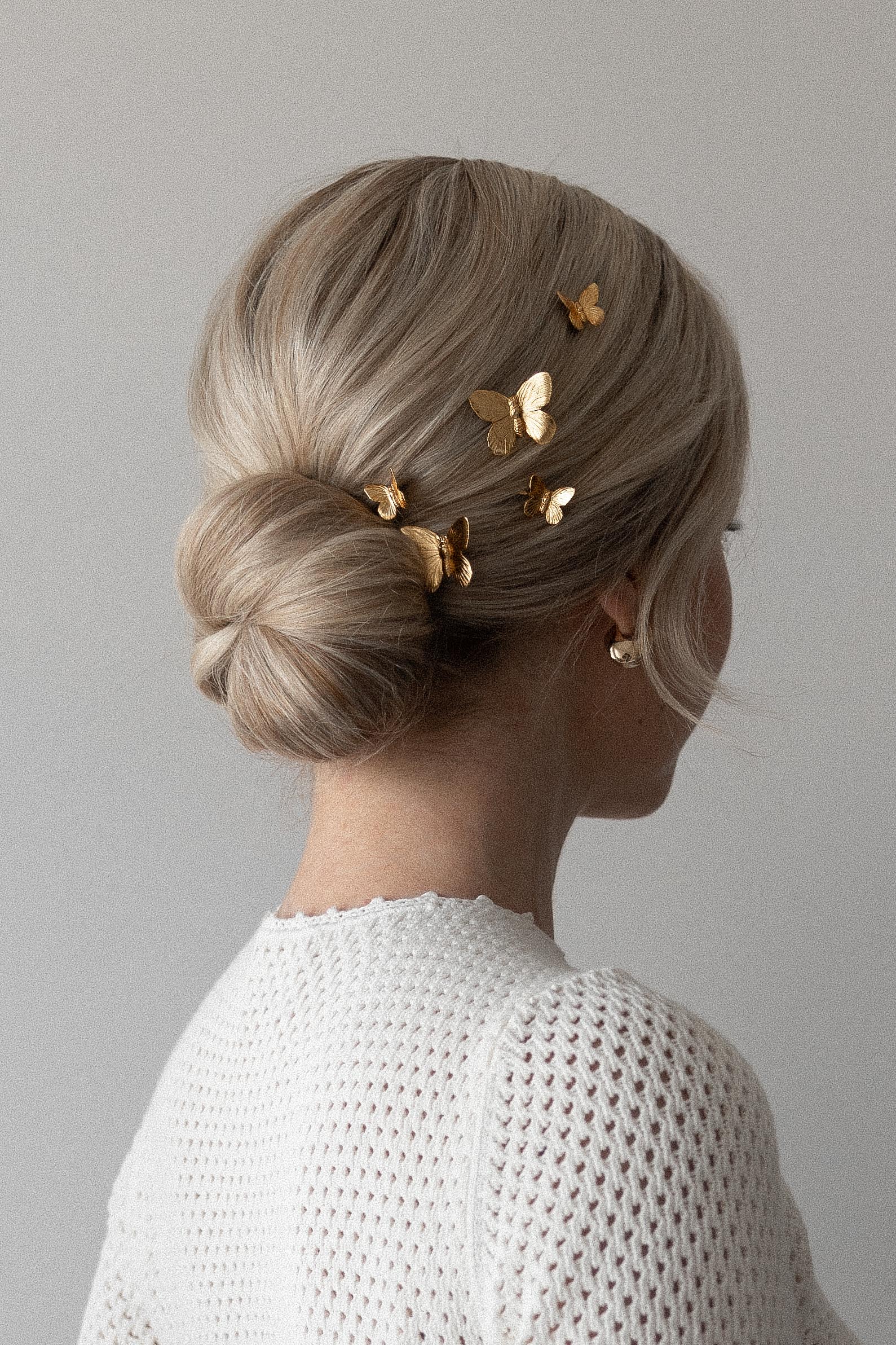 Smooth Light Blonde Collarbone Low Bun