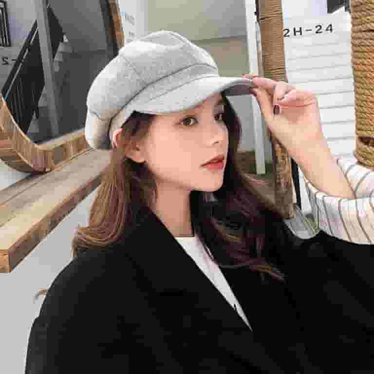 Wool-Like Texture: Light Grey Cap with Black Coat — Newsboy Cap Outfits