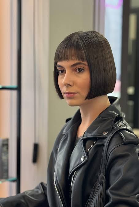 Collarbone Visual Idea — Haircuts for Long Faces
