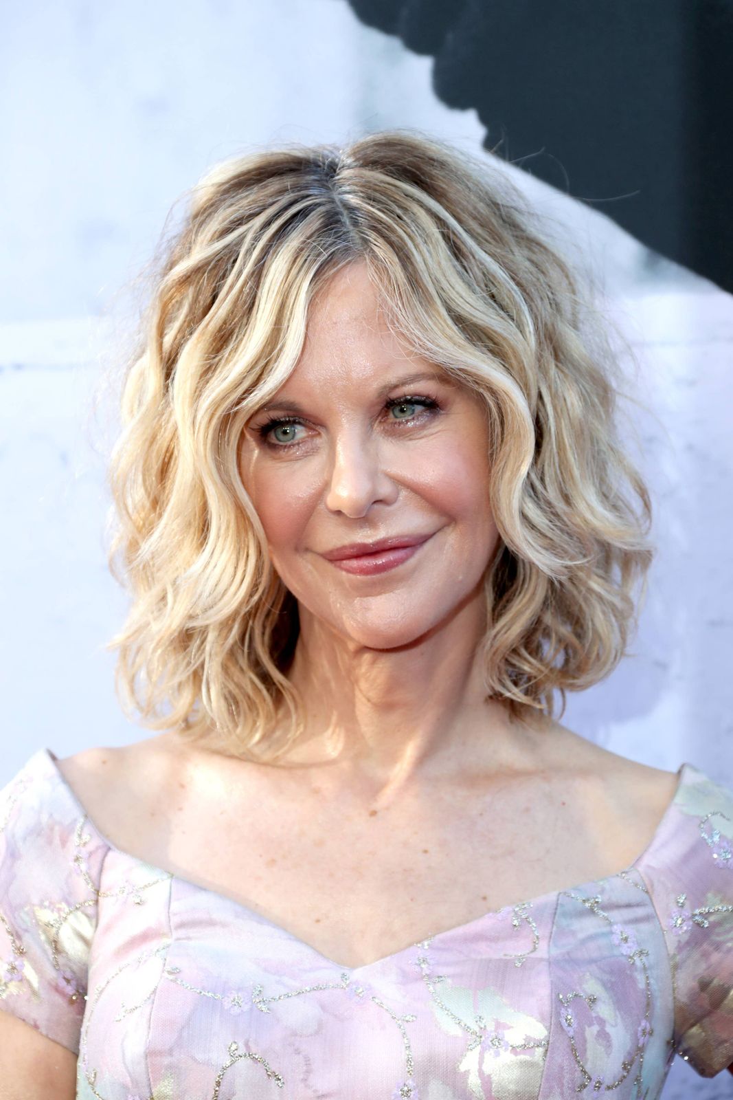 Blonde Collarbone Lob With Loose Waves — Family Photo Hairstyles