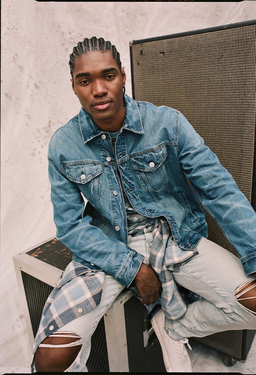 Edgy Layers: Ripped Jeans with Plaid and Graphic Tee — Light Wash Jeans Outfits