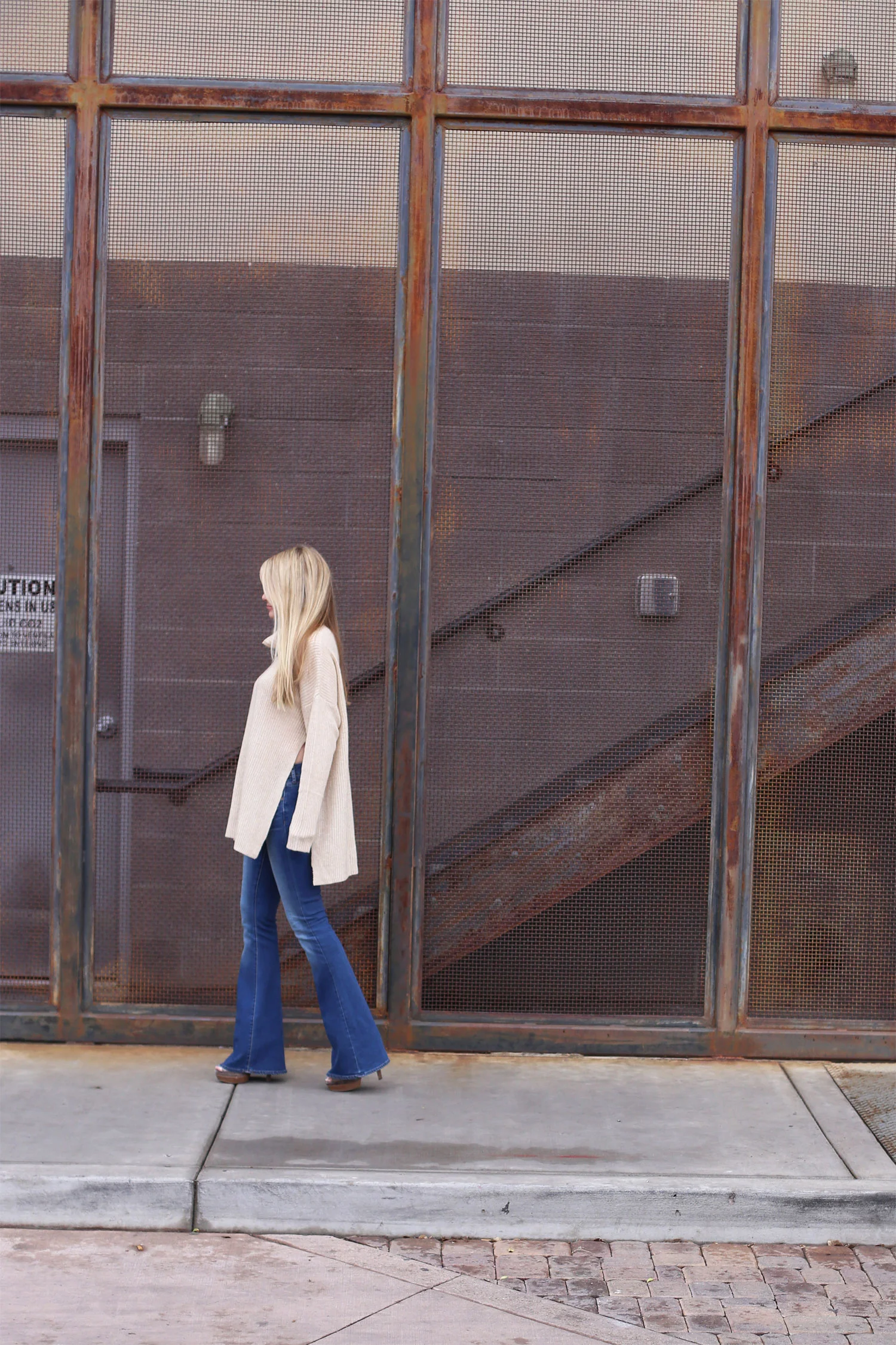 Oversized Tunic Over Blue Flare Jeans — Flare Jeans Outfits