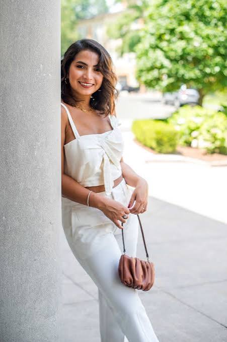 Casual Daytime White Cropped Top and Distressed Shorts Casual Daytime White Cropped Top and Distressed Shorts — White Outfits