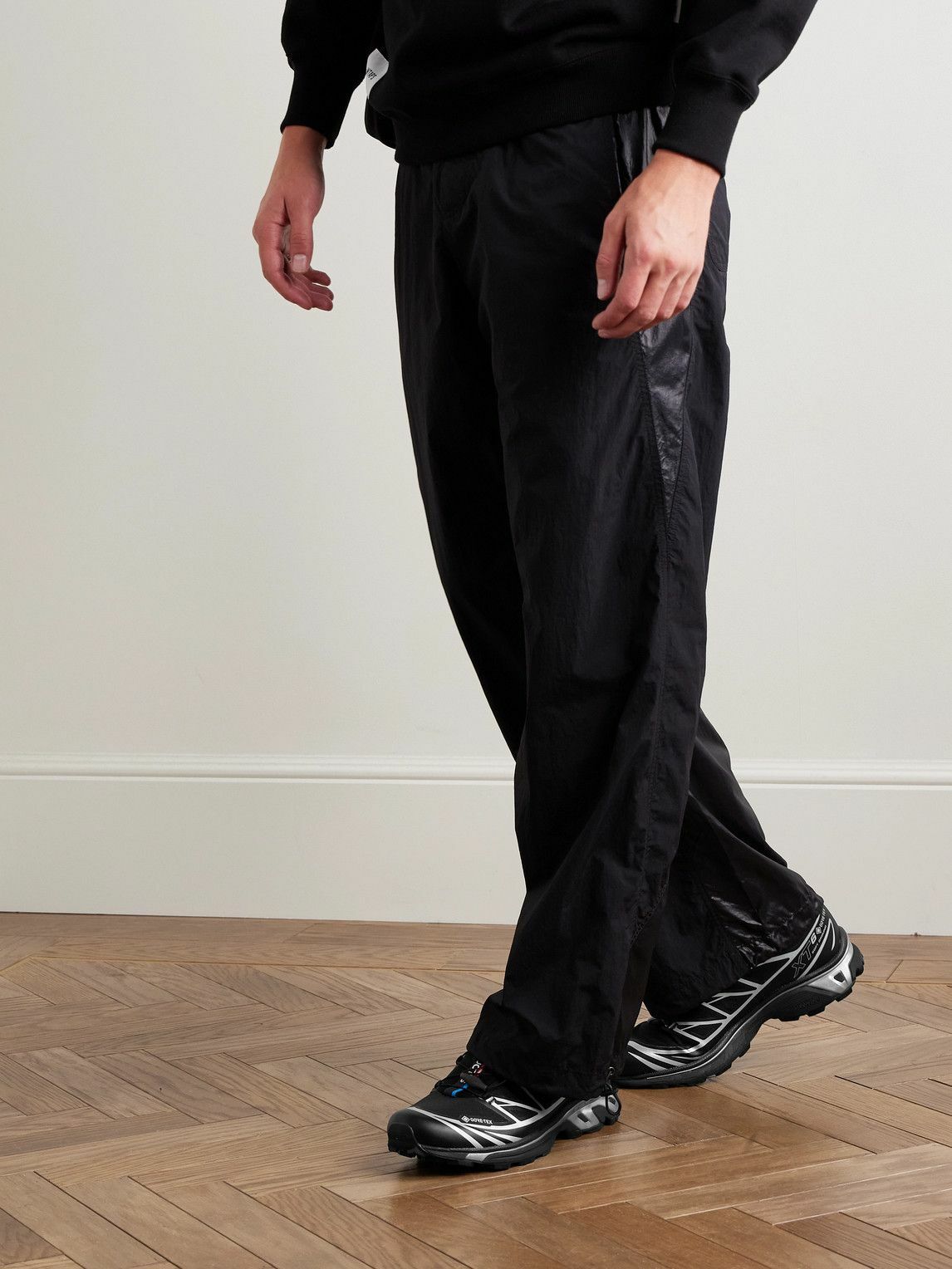 Technical Fabrics: Nylon Pants and Sweatshirt with Black and Silver Salomon Sneakers Technical Fabrics: Nylon Pants and Sweatshirt with Black and Silver Salomon Sneakers — Salomon Outfits